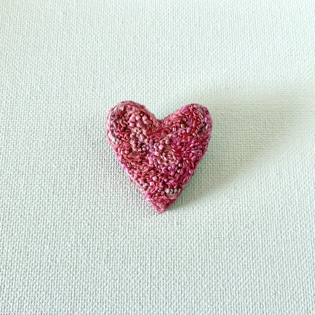 秋冬ピンクのハート刺繍ブローチ