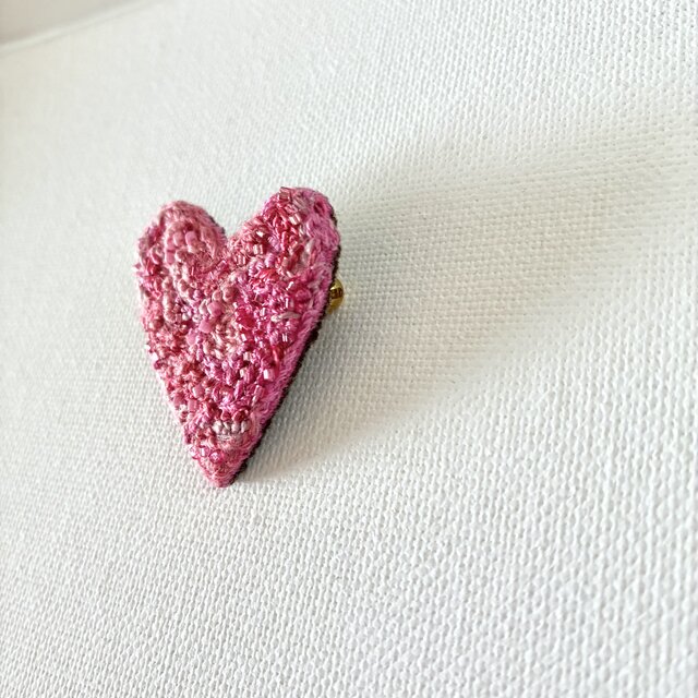 秋冬ピンクのハート刺繍ブローチ