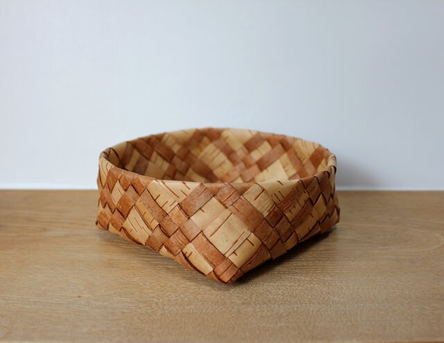白樺のフォークロアな二色模様のかご | iichi 日々の暮らしを心地よく