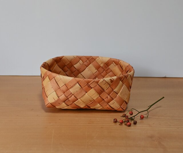 白樺のフォークロアな二色模様のかご | iichi 日々の暮らしを心地よく