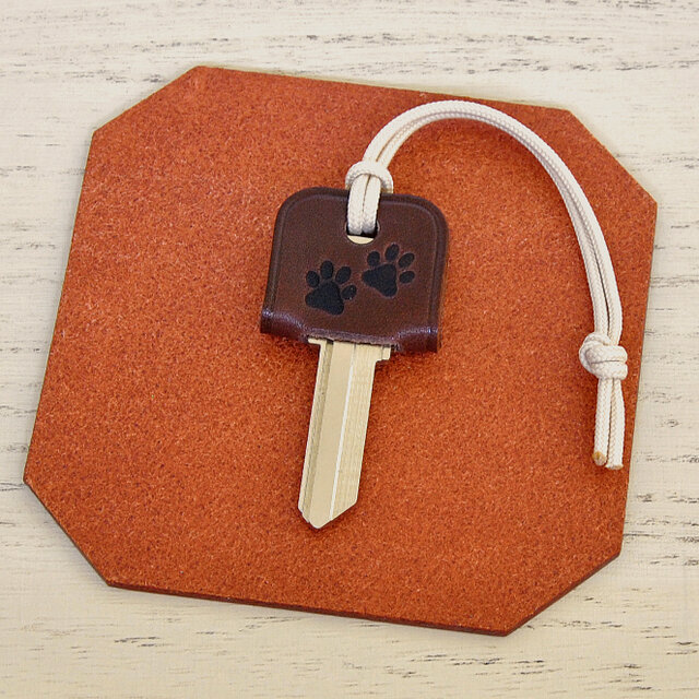 肉球足跡の刻印（焼印）入り ヌメ革かんたんキーカバー MIWA