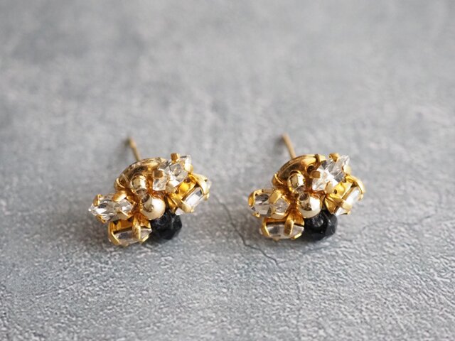 ハチ』（黒）ビジューなハチピアス/イヤリング | iichi 日々の暮らしを