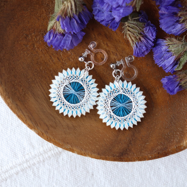 雪に咲く花｜青と白の絹糸イヤリング｜軽量・上品｜和装にもおすすめ