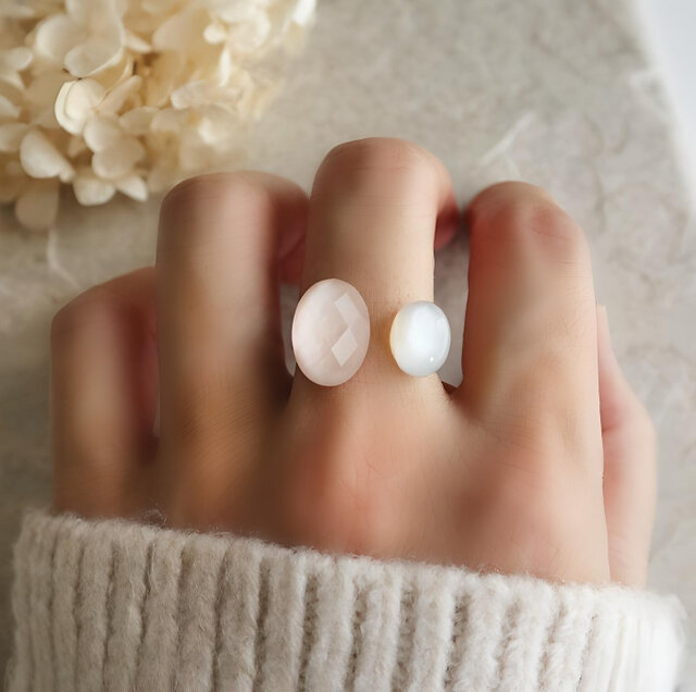 ピンクベージュシェル×ホワイトムーンストーンのフォークリング