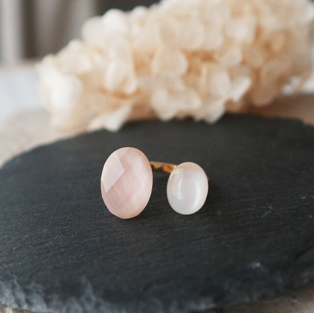 ピンクベージュシェル×ホワイトムーンストーンのフォークリング