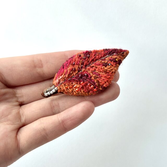 アンティークフランス カットワーク 赤糸刺繍 メープル 楓の葉 縮緬風ドイリー autumn leaves