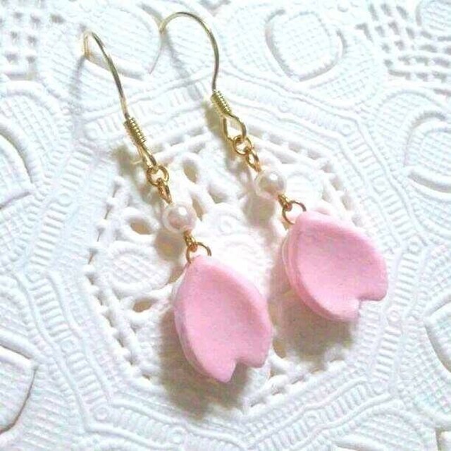 桜のはなびらひとひらピアス☆桜花ピンクの画像1枚目