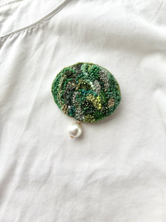 揺れるパールビーズと緑のオーバル型刺繍ブローチ | iichi 日々