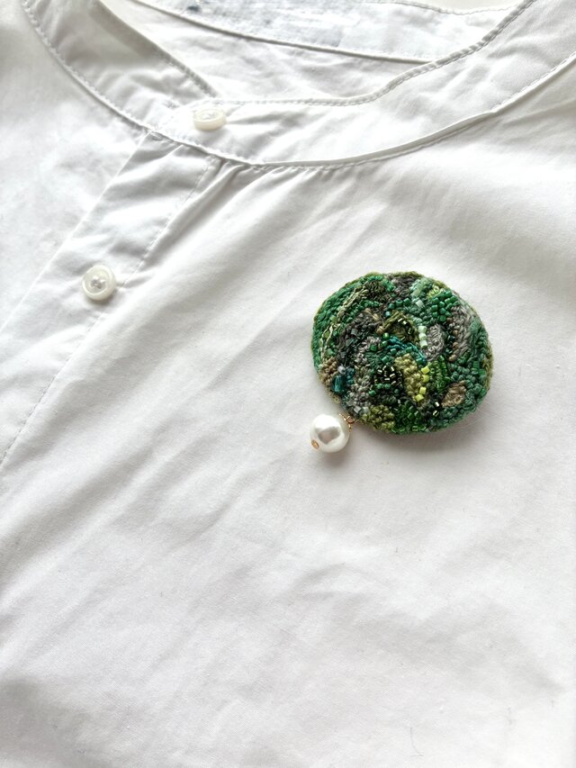 葉の形状 ブローチ 緑色ビーズ付き 小さな葉っぱのビーズ刺繍ブローチ＊グリーン ブローチ