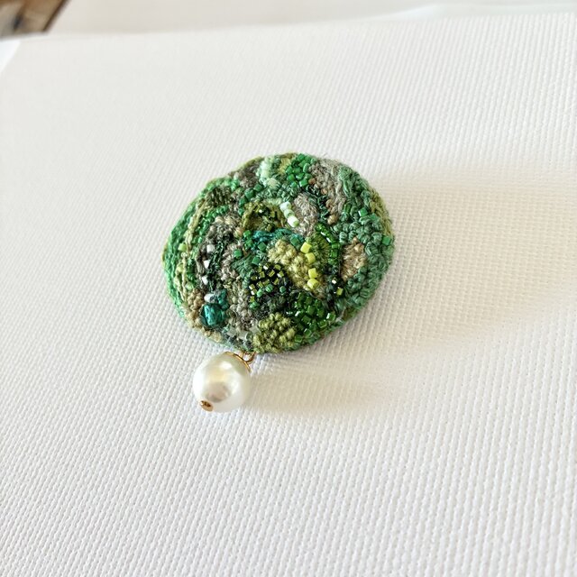 揺れるパールビーズと緑のオーバル型刺繍ブローチ | iichi 日々の