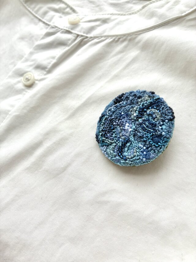 " 秋冬あたたかみのある風合いのブルーの丸型刺繍ブローチ"