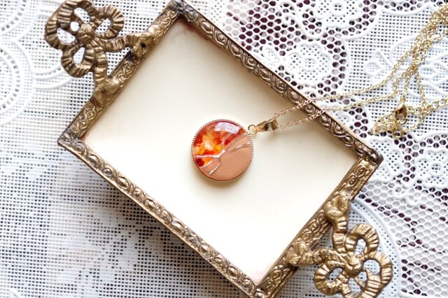 リリィ様おまとめ。レジン ペンダント レジンアート ラウンドペンダント〈秋の女王〉 | iichi 日々の暮らしを