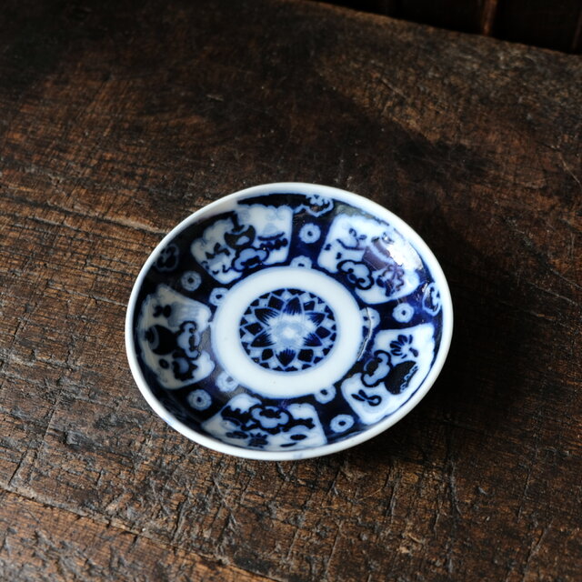 壺が可愛い◆見込みに花文様。伊万里　ベロ藍花文印判小皿　骨董・antiques 器　丁寧な暮らしに。明治期