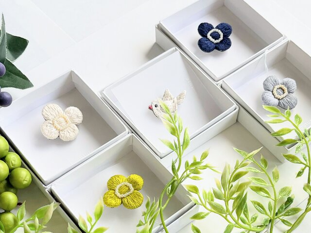 北欧風小さなお花のミニ刺繍ブローチ【botanical】#305 | iichi