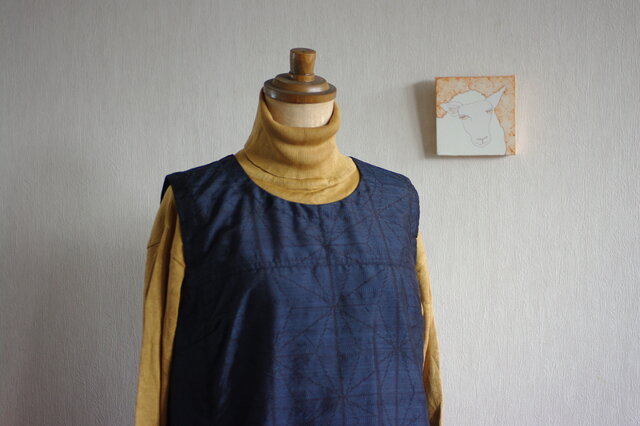 大島紬ワンピース 濃紺地に黒麻の葉模様 | iichi 日々の暮らしを