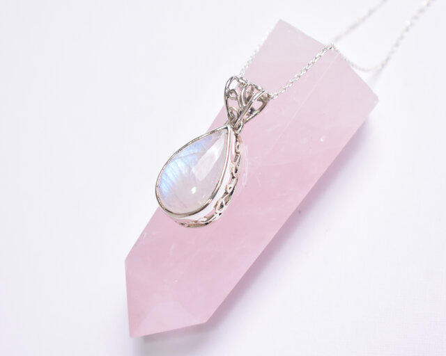神秘的な輝きを放つレインボームーンストーンのシルバーペンダント