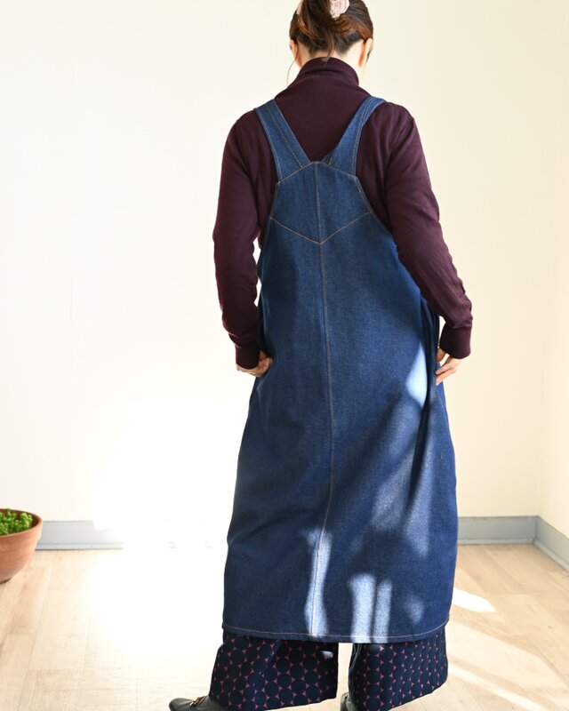 深V開きのデニムジャンパースカート | iichi 日々の暮らしを心地よく