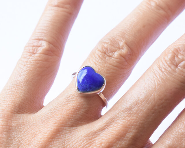 神秘的な青が美しいハートのラピスラズリシルバーリング 天然石リング