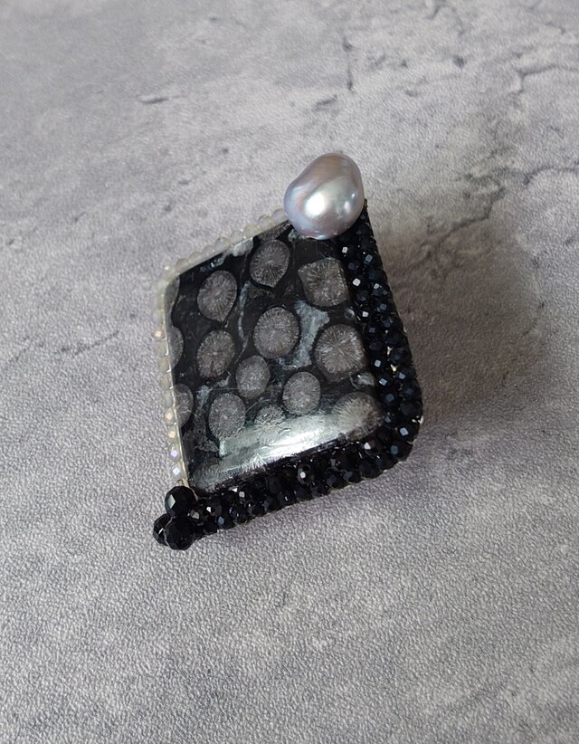 黒いフォッシルコーラル（化石珊瑚）のブローチ