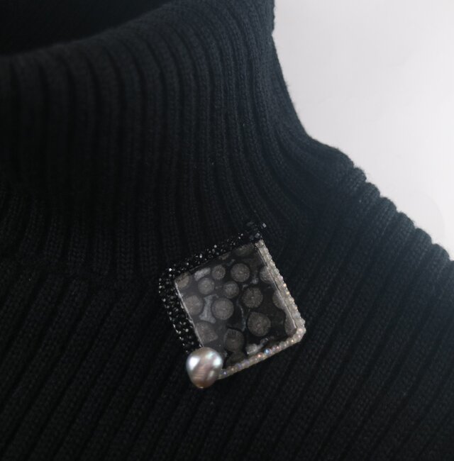 黒いフォッシルコーラル（化石珊瑚）のブローチ | iichi 日々の暮らし