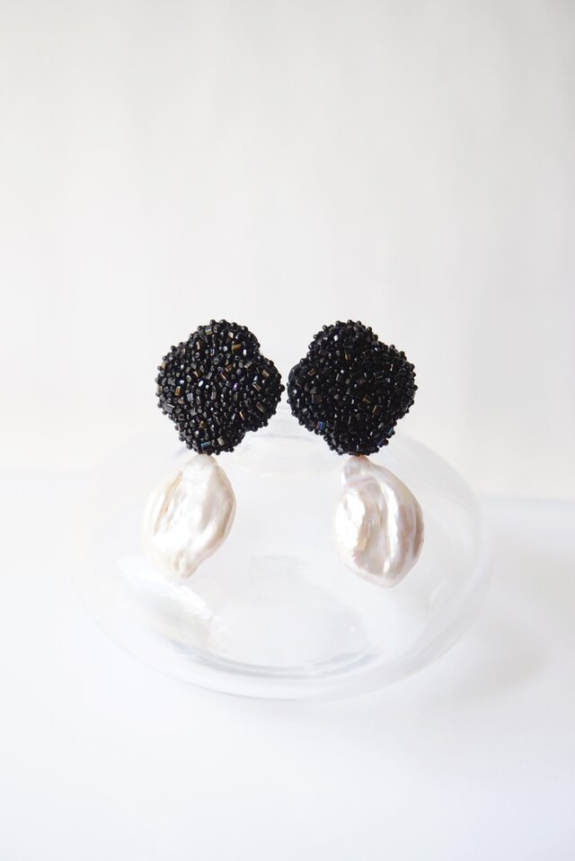 【 jet black,flower ＋pearl】アンティークビーズ手刺繍ピアス