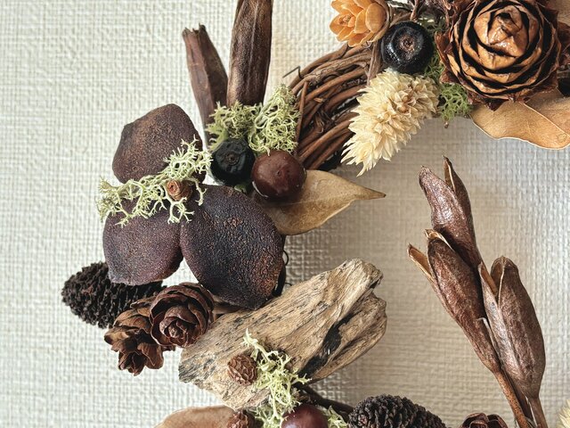 アヤメと木の実の彩りリース | iichi 日々の暮らしを心地よくする