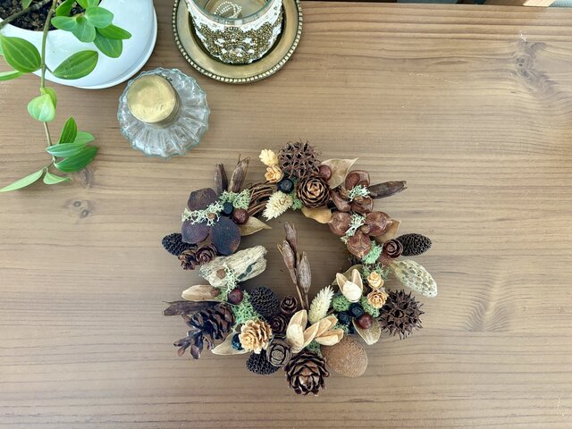 アヤメと木の実の彩りリース | iichi 日々の暮らしを心地よくする