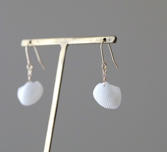 【みこし】雨氣 貝殻イヤリングとワンピース 1.jpg