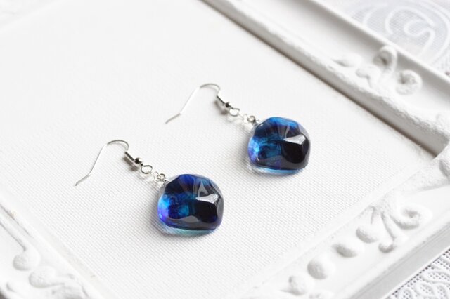 レジンアート 鉱物ピアス〈深海の神殿〉 | iichi 日々の暮らしを