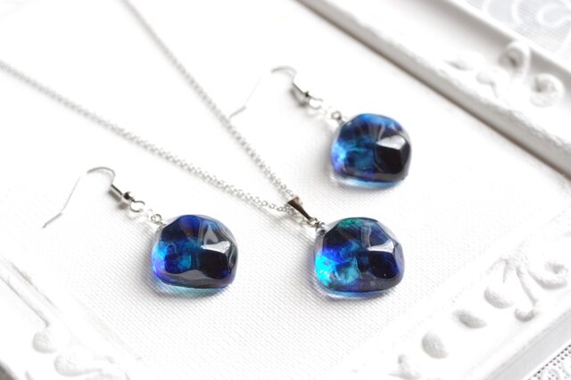 レジンアート 鉱物ピアス〈深海の神殿〉 | iichi 日々の暮らしを