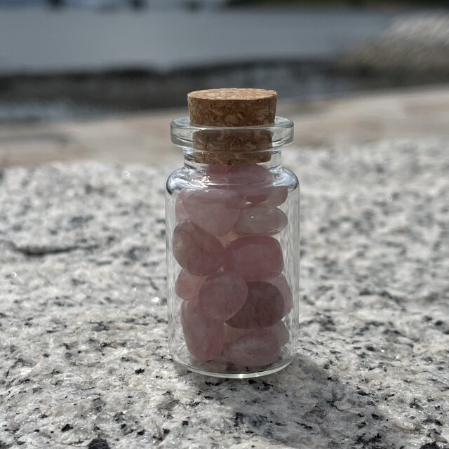 小瓶入り♡ディープローズクォーツ 浄化済み | iichi 日々の暮らしを