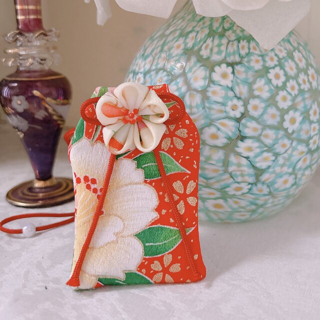 白花と桜隠れ｜桜のお守り袋（手縫い・つまみ細工／元巫女が仕立てる