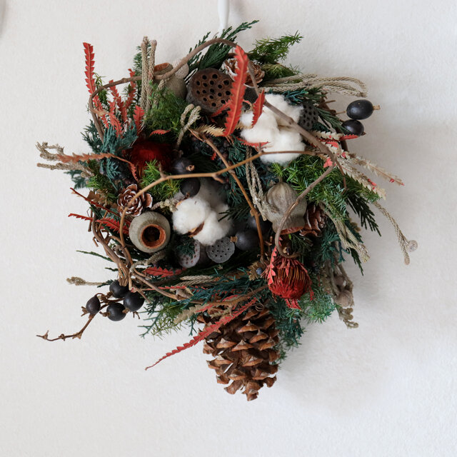 Christmas wreath with pine cone -松ぼっくりが揺れるクリスマスリース- #1211 | iichi  日々の暮らしを心地よくするハンドメイドやアンティークのマーケットプレイス