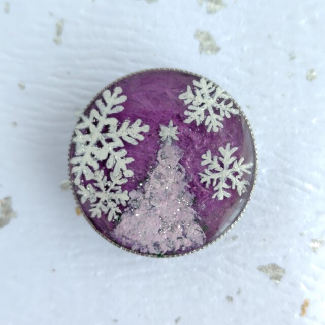 雪のクリスマスツリー・パープル（2ｗay）＊手描きレジンの帯留め＆ブローチ
