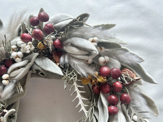 ラムズイヤーと赤い実のリース クリスマスやお正月に‪ | iichi 日々の‬