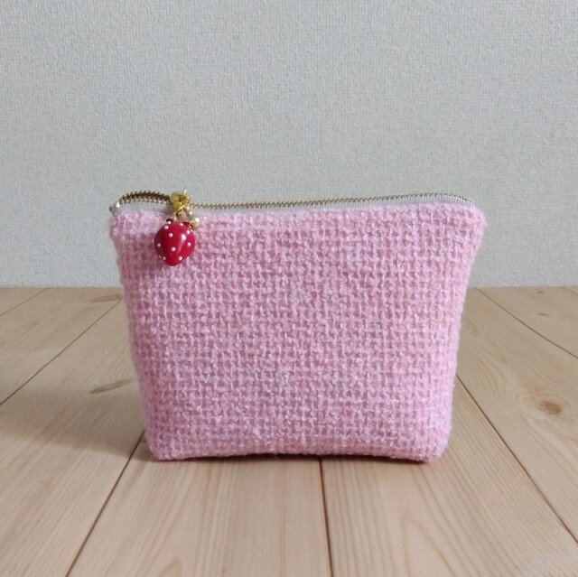 新品 A.D.M.J. チェーン付ガマグチパース ファンシー ツイード ピンク 苺のチャームとファンシーツイード 16cmポーチ ポケット付き ベビー