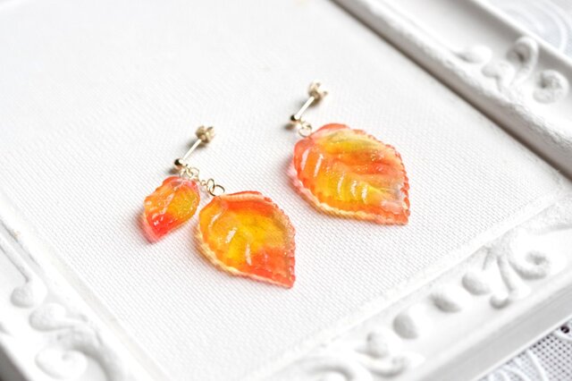 レジンアート 葉っぱのピアス〈オレンジ〉 | iichi 日々の暮らしを
