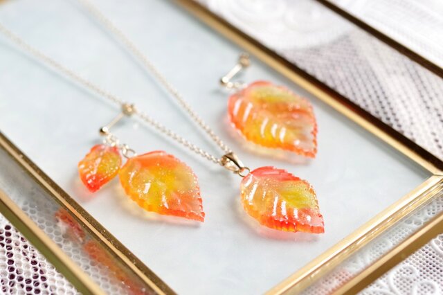 レジンアート 葉っぱのピアス〈オレンジ〉 | iichi 日々の暮らしを