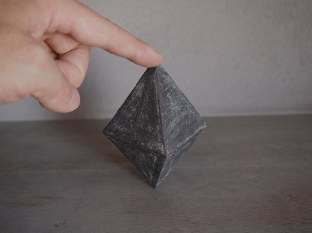 土のオブジェ・土鈴】 幾何学 八面体 ブラック | iichi 日々の暮らしを