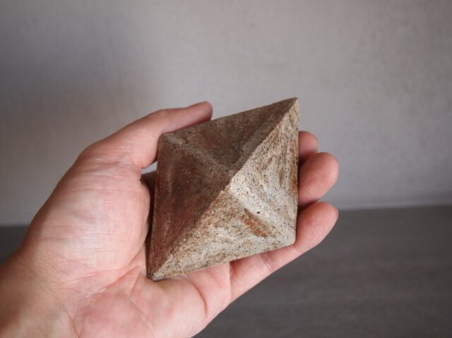 土のオブジェ・土鈴】 幾何学 八面体 ブラウン | iichi 日々の暮らしを