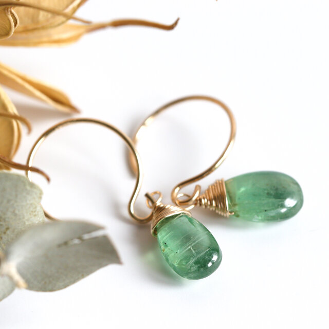 残りわずか：14kgf｜ときめく緑・希少なグリーンカイヤナイトのシンプルピアス・イヤリング
