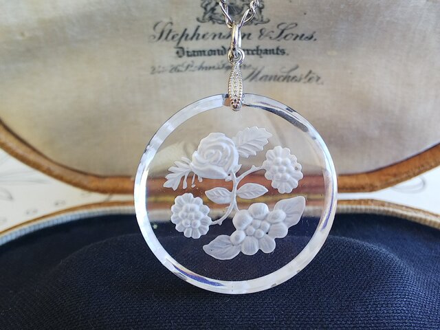 ビンテージ ロイヤルドルトン ネックレス イヤリング 花 モチーフ 蚤の市 ビンテージ ロイヤルドルトン ネックレス イヤリング 花 モチーフ