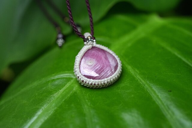 六角形コランダムアートピンクサファイア マクラメネックレス