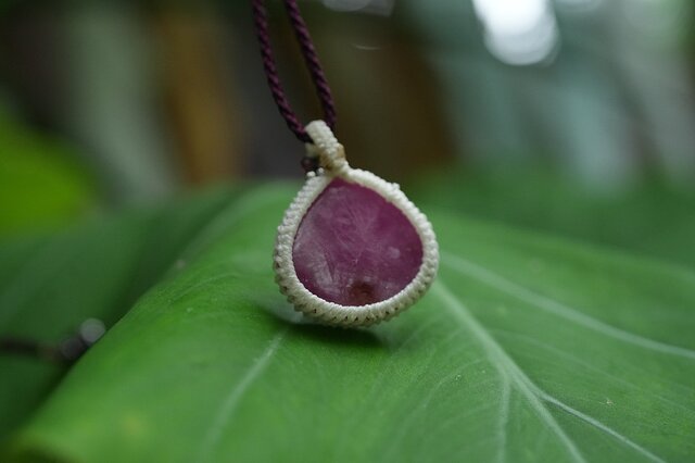 六角形コランダムアートピンクサファイア マクラメネックレス