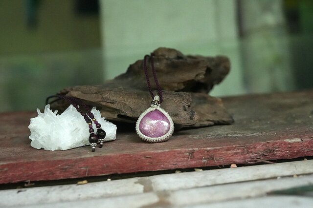 六角形コランダムアートピンクサファイア マクラメネックレス