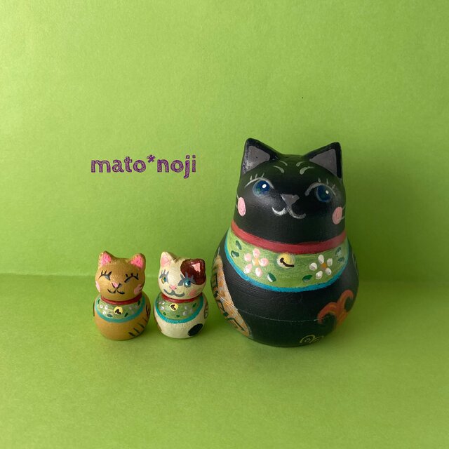 おめでたいマトリョーシカ　招き猫　ちび猫２匹 inぽってり黒招き