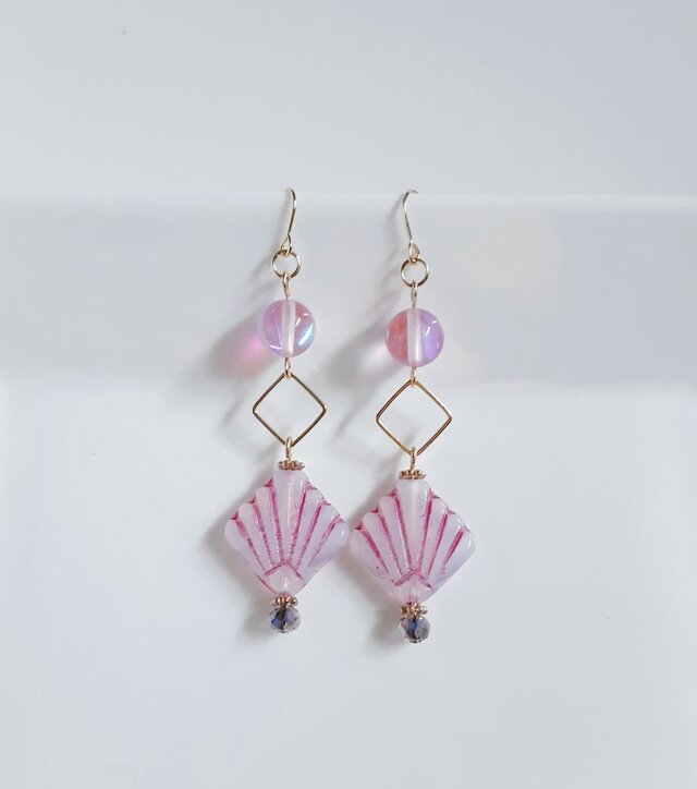 貝殻風チェコビーズとルナフラッシュとスクエアフープのピアス(ピンク)