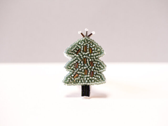 クリスマスのツリービーズ刺繍ブローチ クリスマスツリーのビーズ刺繍ブローチ ブローチ achiacane