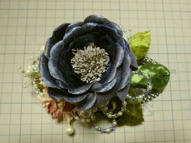 豪華布花コサージュ ブルーグレー | iichi 日々の暮らしを心地よくする