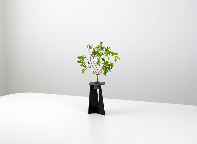 三原研さん　炻器花器　椅子型　花瓶　オブジェ MYK：KENZAN - SHO 130 （takaku セット）【瓦】【花瓶】【花器